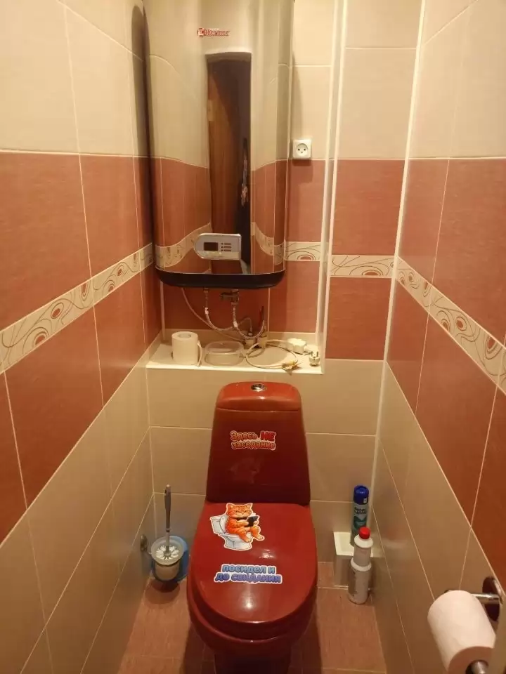 р