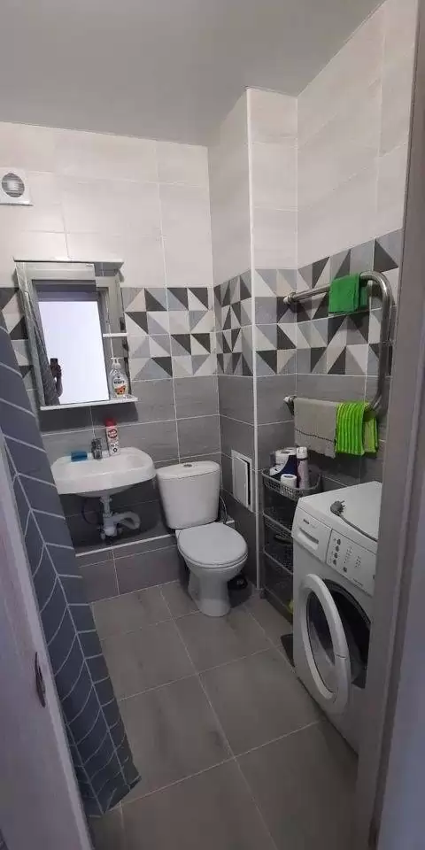 р (9)