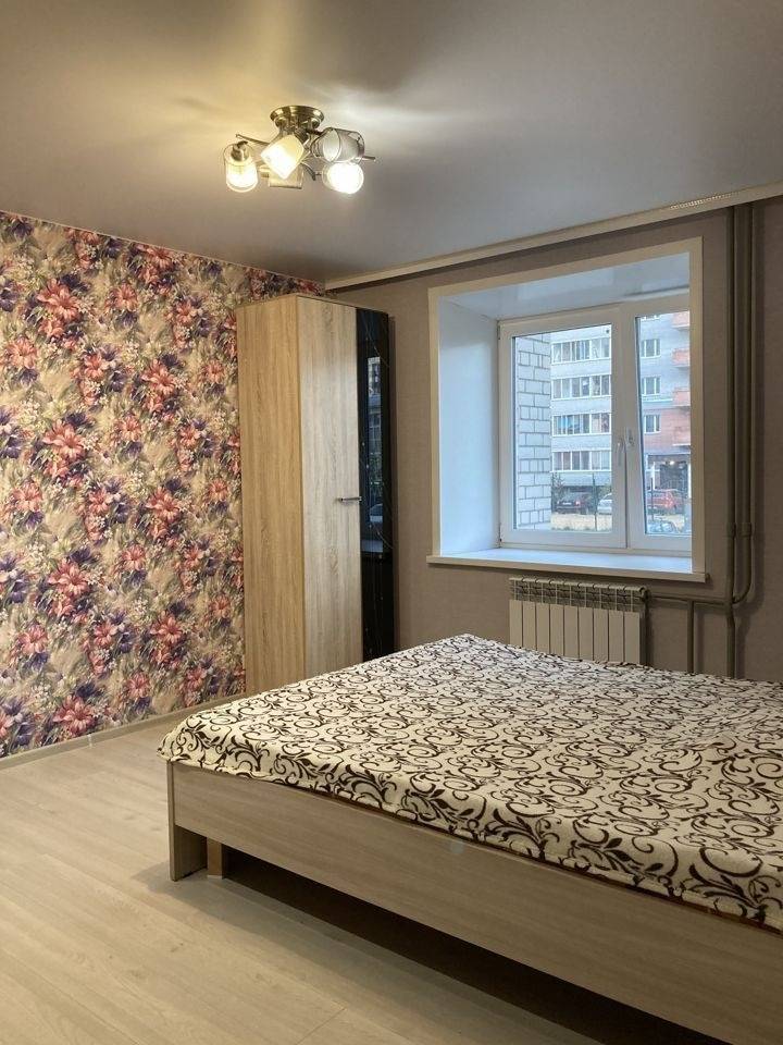 е (10)