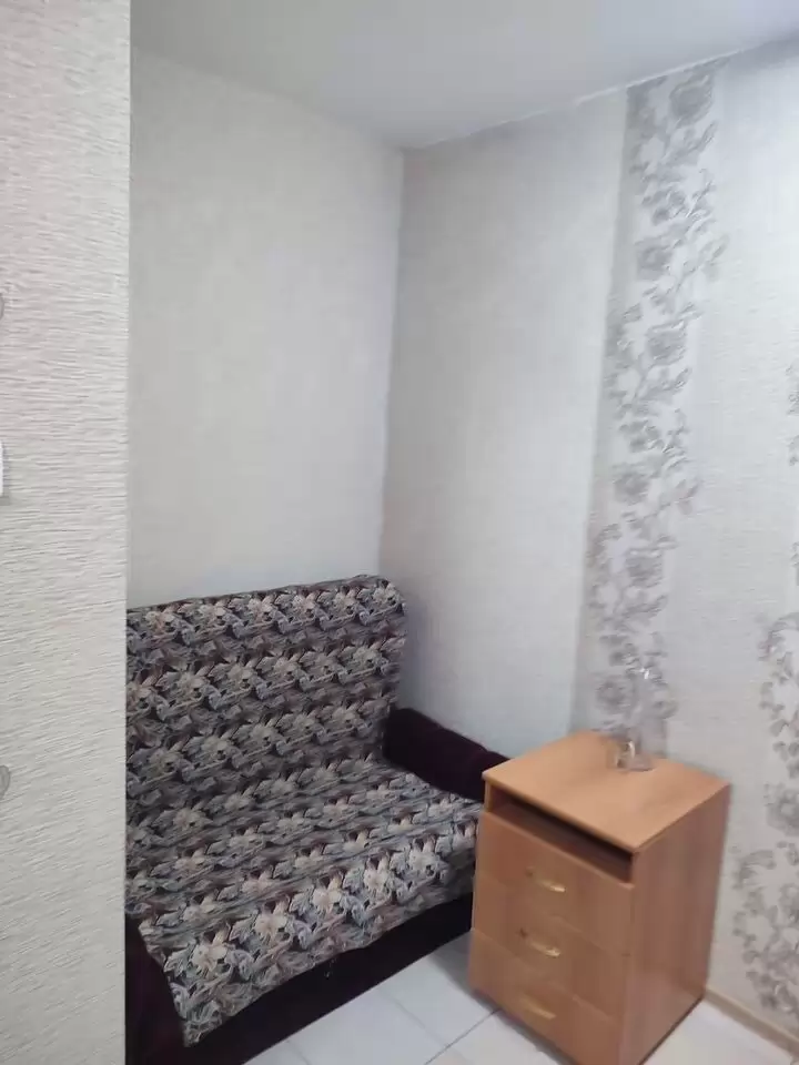 4393800-5