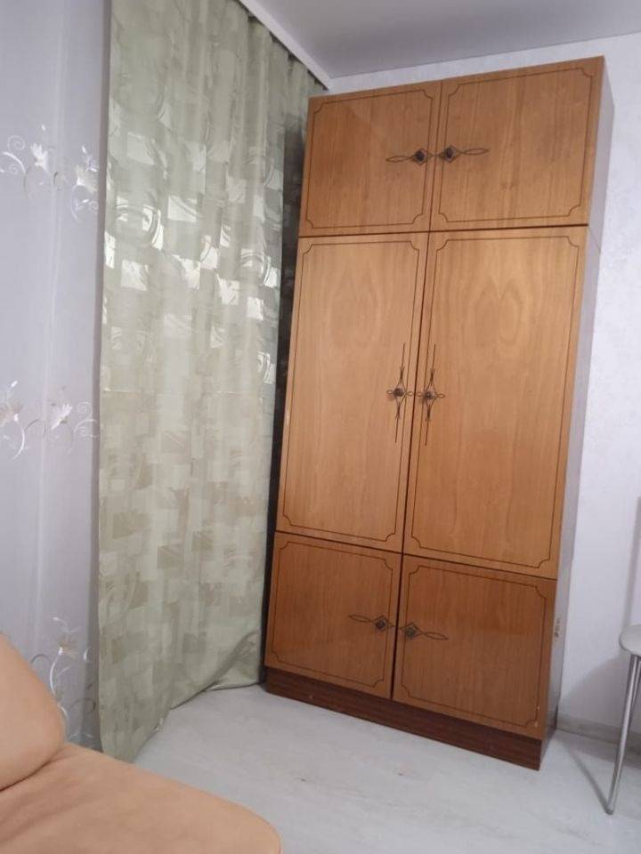 1368971-8