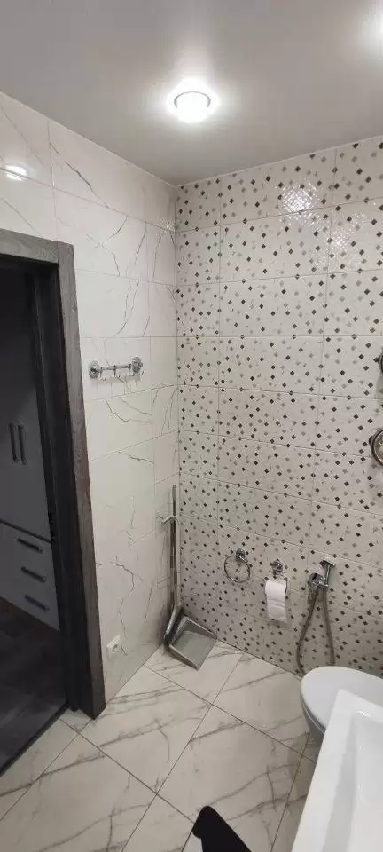 р