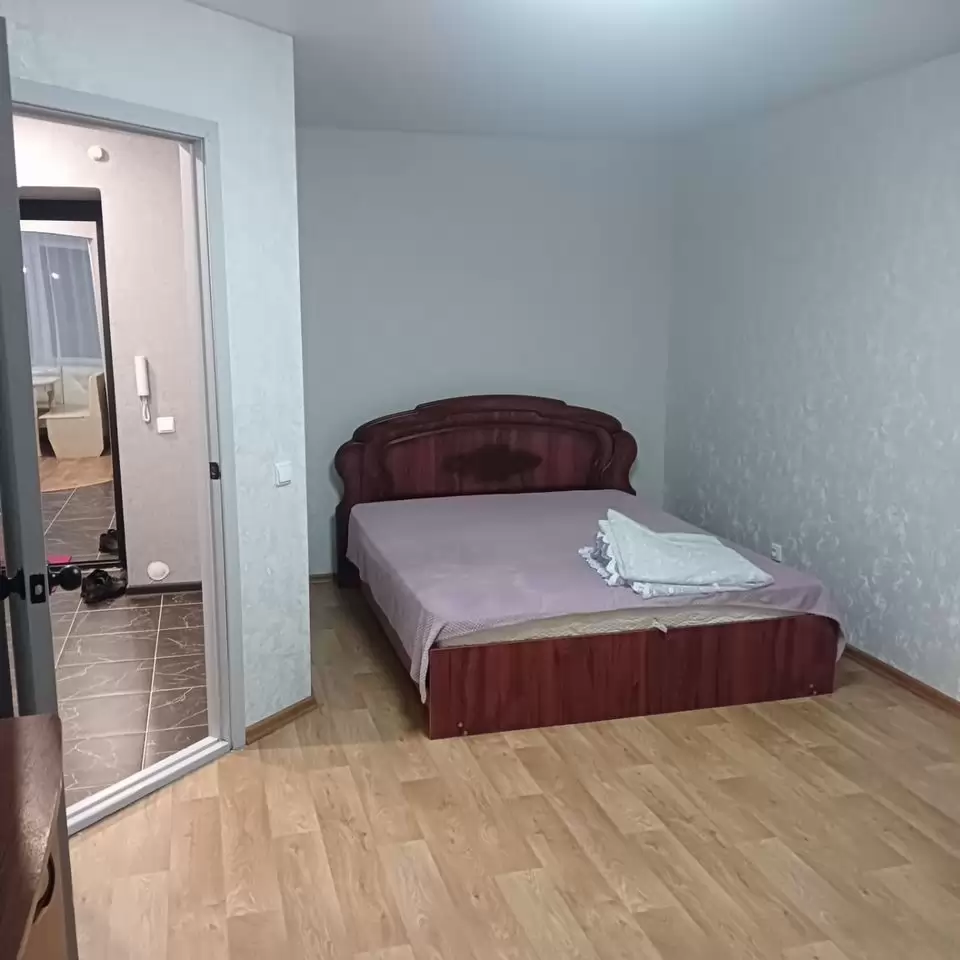 4568837-4